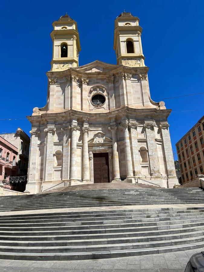Red Moon Lägenhet Cagliari Exteriör bild